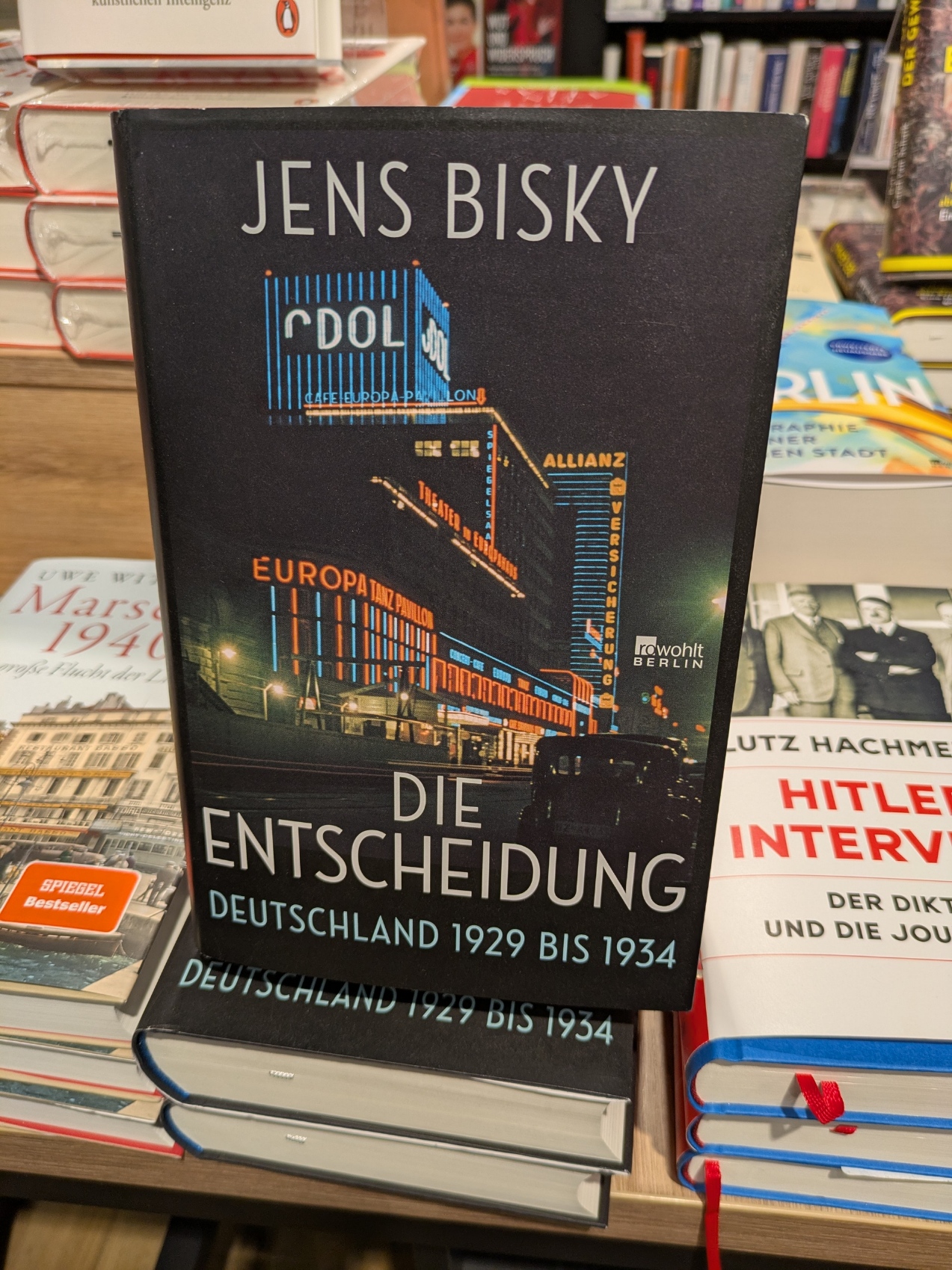 das besproche Buch steht auf anderen Büchern