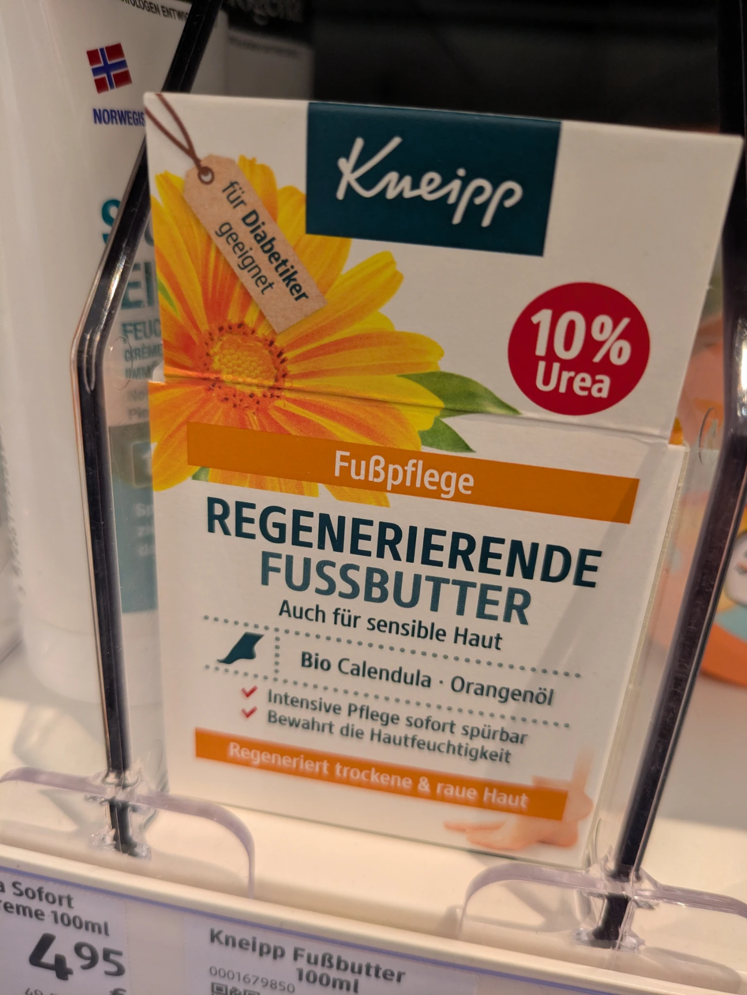 eine packung Kneipp Regnerierende Fussbutter steht im Regal 