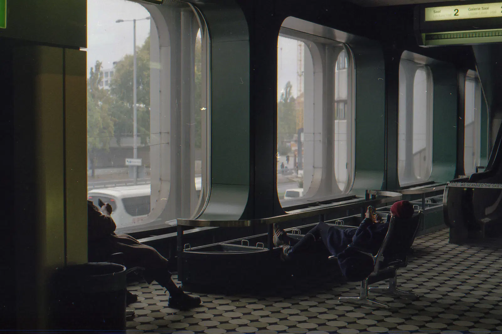 riesige fenster mit runden ecken and people sitting in chairs. looks really retro vintage future like.