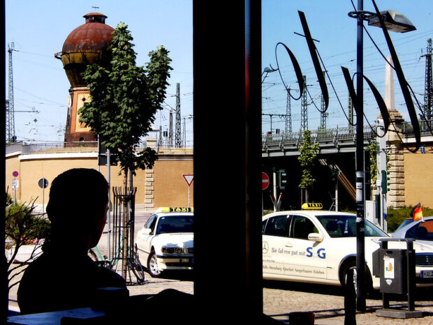 am bahnhof trinken wir einen kaffee und genießen den trubel