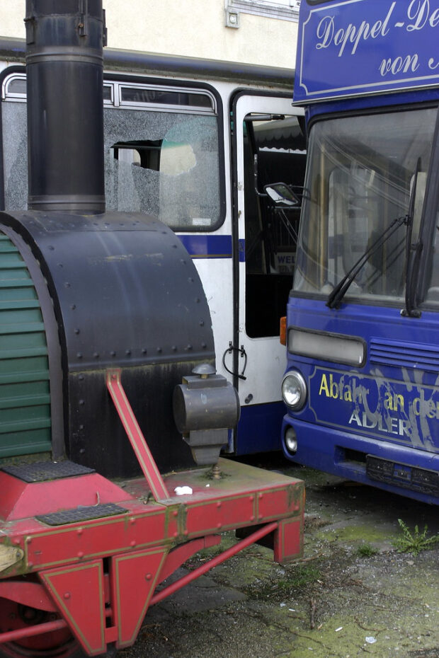 abgestellt und vergessen: historische Fahrzeuge hinterm Bahnhof Fehlzwang