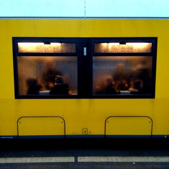 eine straßenbahn steht ende januar 2020 an der haltestelle